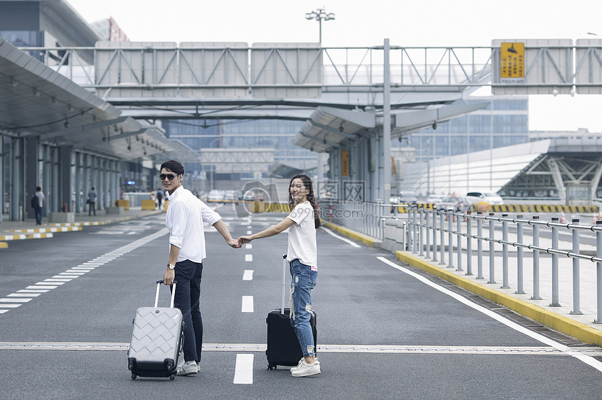 男女情侣准备旅行出发