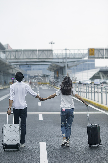 男女情侣准备旅行出发图片