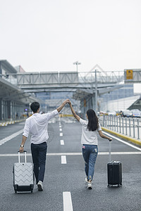 公路美女男女情侣准备旅行出发背景