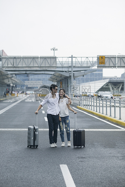 男女情侣准备旅行出发图片