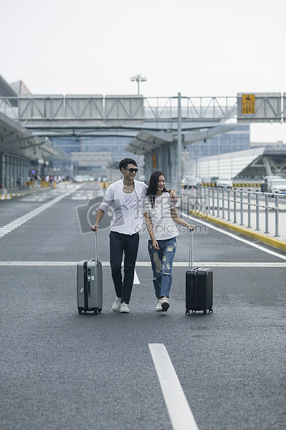 男女情侣准备旅行出发图片