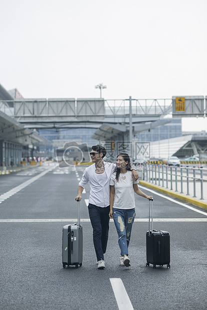 男女情侣准备旅行出发图片