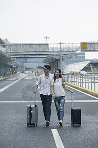 男女情侣准备旅行出发图片