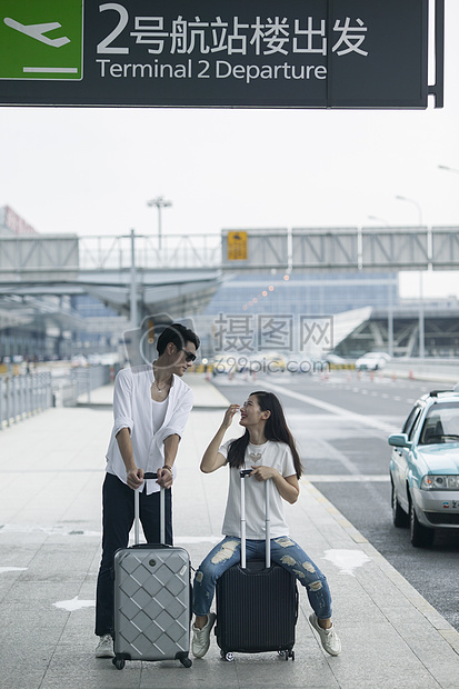 男女情侣在2号航站楼出发地准备旅行图片