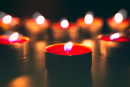 祈福祝福燃烧的蜡烛高清图片