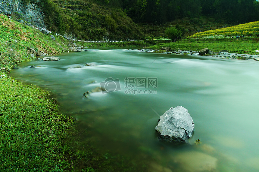 流动的河水与河里的石头图片