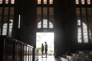 旅行中情侣在教堂里祈祷幸福来到图片