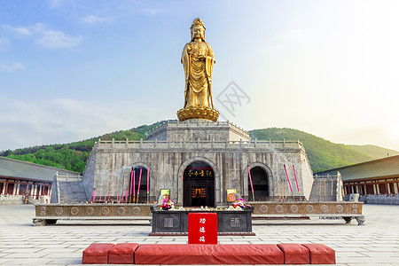 金黄的菩萨雕像背景图片