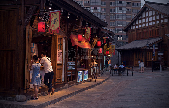 夜幕前的仿古街道图片