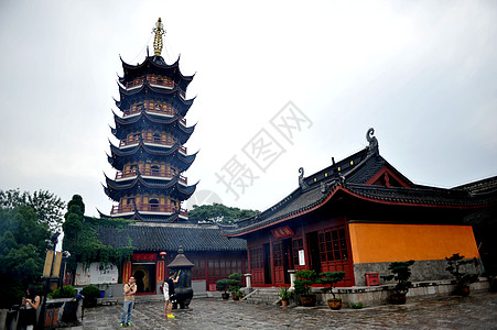 绍兴鲁镇寺庙里的塔图片素材