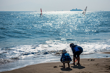 海边帆船厦门海边的两个孩子背景