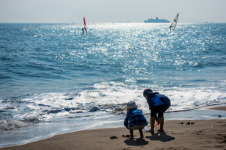 厦门海边的两个孩子背景图片