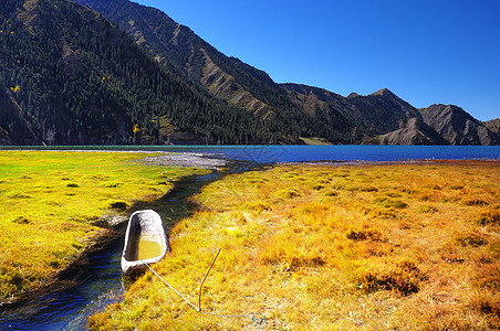 线条山峰新疆独库公路大小龙池背景