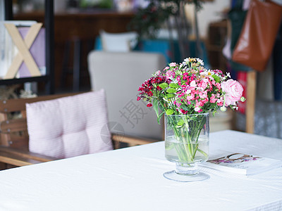 粉色室内餐厅装饰花瓶背景