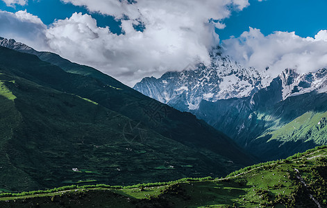 东方圣山四姑娘山的幺妹峰背景