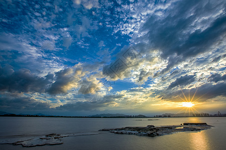 海边晚霞钱塘江夕阳落日满天晚霞背景