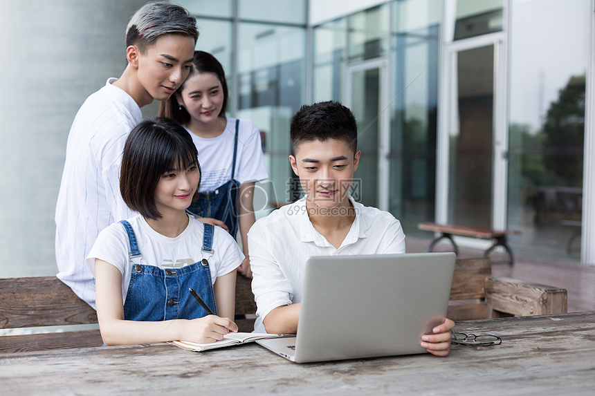 一起交流学习的学生同学图片