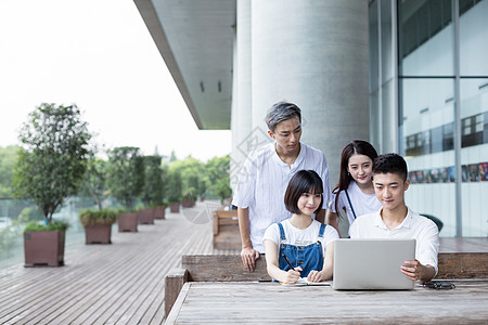 一起交流学习的学生同学图片