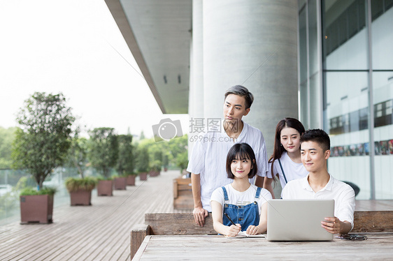 一起交流学习的学生同学图片