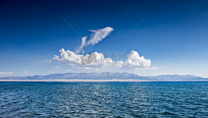 新疆赛里木湖蓝天湖泊美景图片