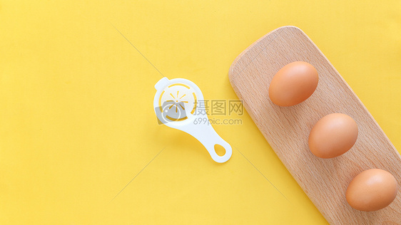 鸡蛋黄色背景静物图片