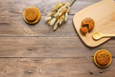中秋传统美味美食月饼复古木纹底背景背景图片
