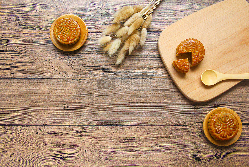 ‘~中秋传统美味美食月饼复古木纹底背景  ~’ 的图片