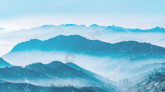 云雾缭绕的大山图片