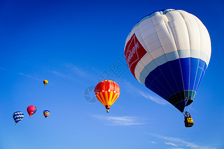 蓝天热气球加拿大小镇的热气球节背景