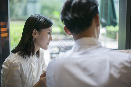 咖啡店里商务男士商务女士在交流工作图片