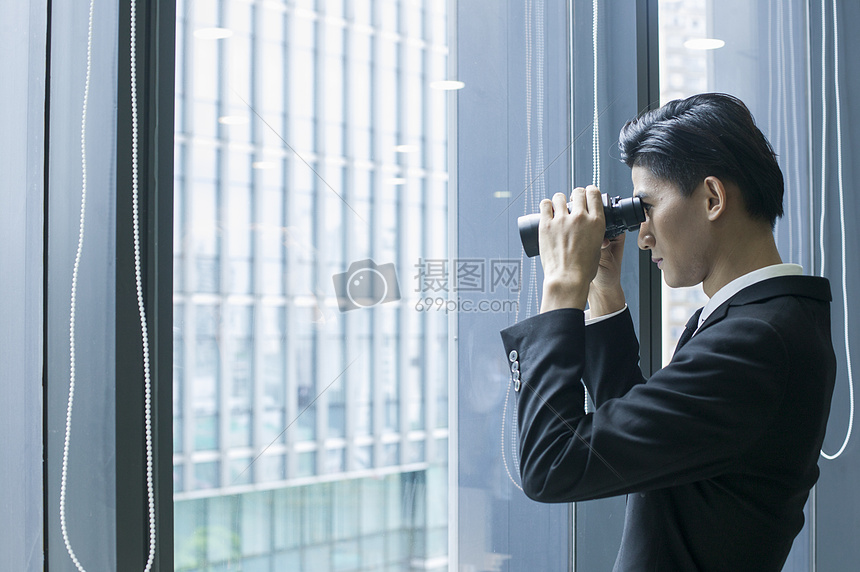 ‘~商务大厦里商务男士用望远镜看向远方  ~’ 的图片