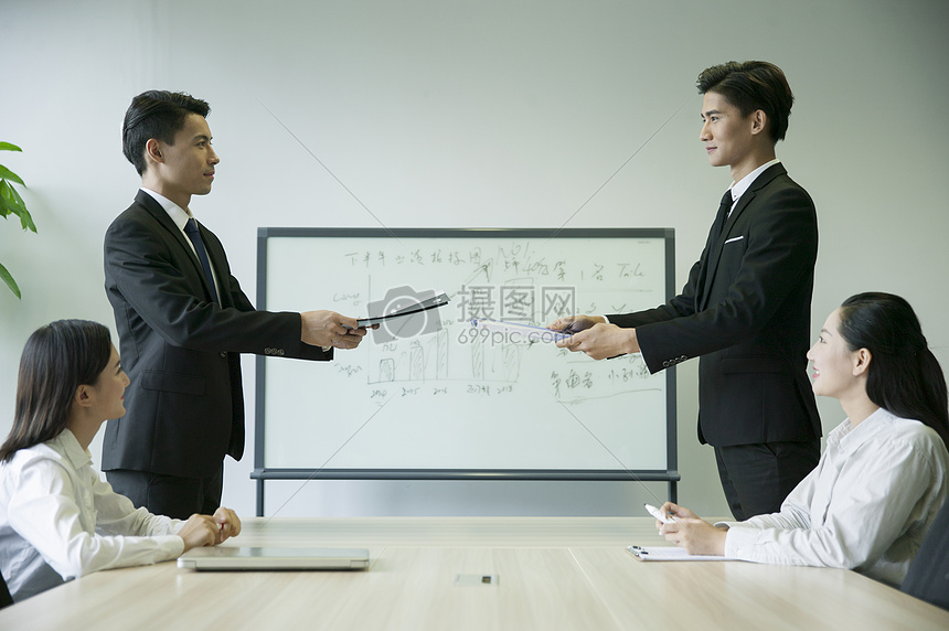 双方阵容伤病情况全解析 哪支球队更占优势 成绩走势深度对比