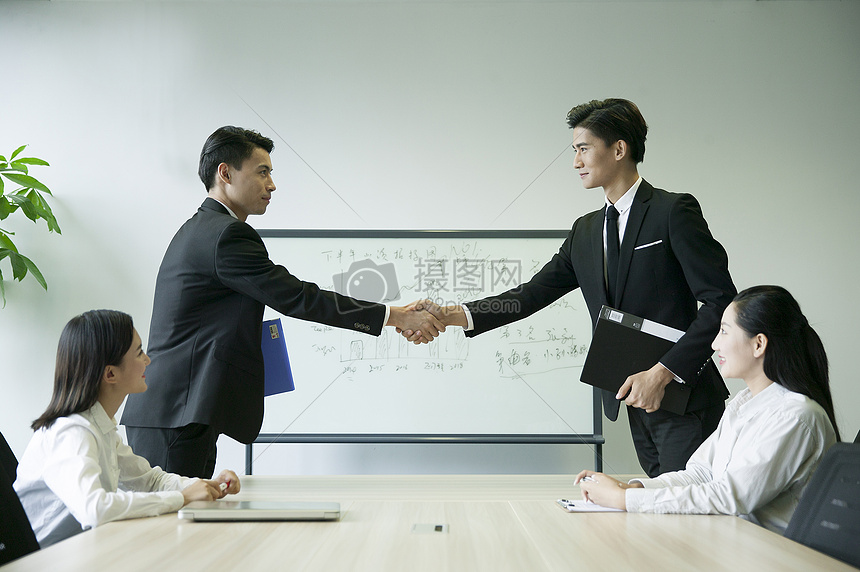 双方阵容齐整备战激烈 比赛看点密集不容错过 实时动态全程追踪