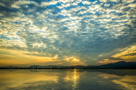 夕阳余晖下的钱塘江风光图片