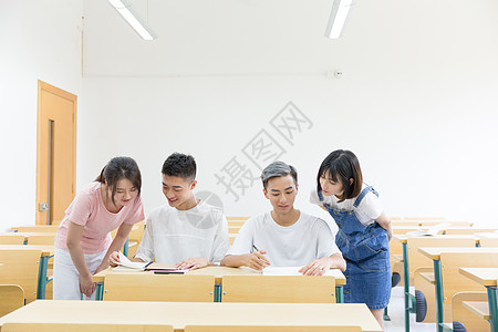 在教室里学习的同学背景图片