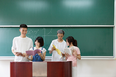 站在黑板前合影的大学同学图片