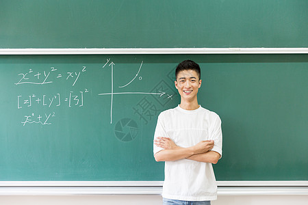 站在大黑板前思考的男生老师背景图片