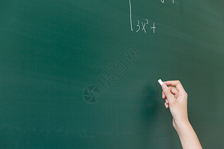 黑板手写字拿着粉笔在黑板上写字的手背景