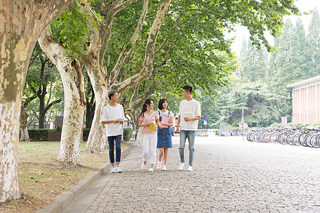 校园里边走边讨论聊天的同学图片