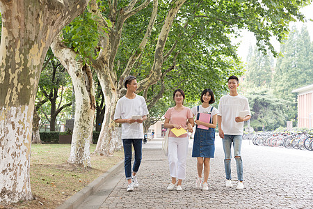 校园里边走边讨论聊天的同学图片