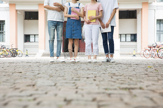 站在一起欢呼的大学同学图片