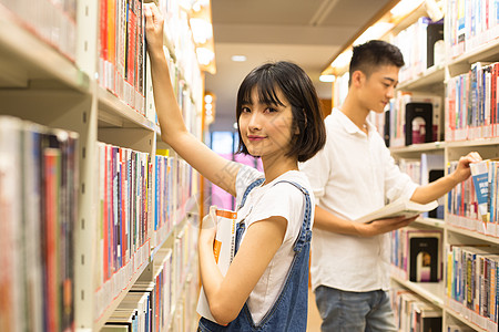 一起在图书馆看书的男生女生图片