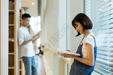 一起在图书馆看书的男生女生背景