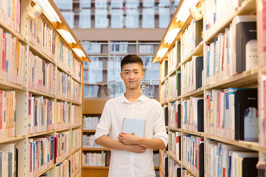 同学图书馆拿着书欢迎大家学习图片