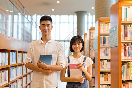 青春男女同学在图书馆学习看书讨论图片