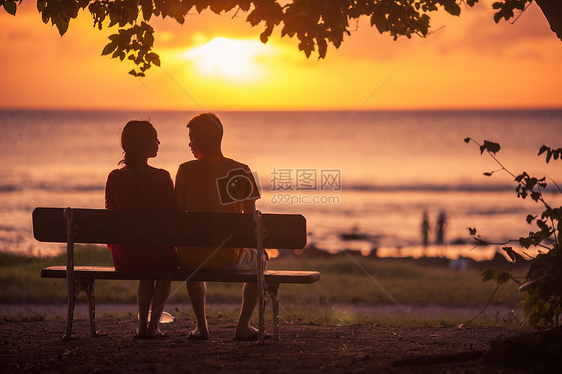 情人节情人在夕阳下甜蜜约会图片