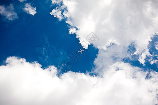 一架飞机飞过蓝天白云图片