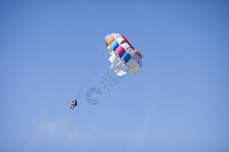 蓝天中人们在玩极限运动跳伞图片