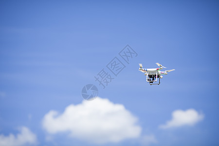 飞翔科技航拍飞机在蓝天空中飞翔背景