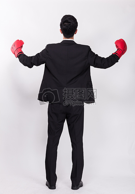 商务人士戴拳击手套图片